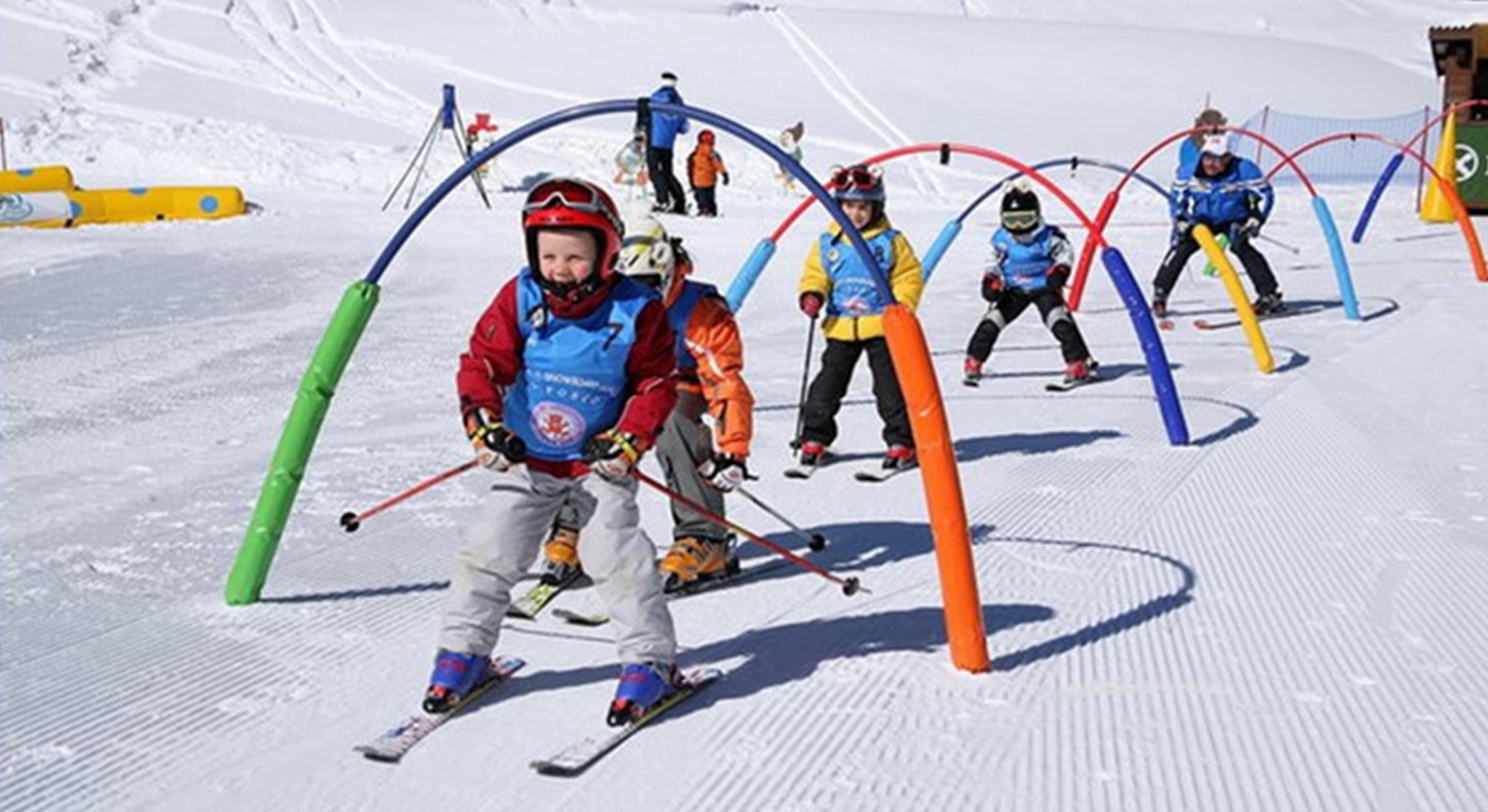 Хутор развлечение. Дети на горных лыжах. Горные лыжи красная Поляна.